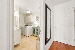 Interior - The Midnight Sun River Retreat Apartment 2.0/B (Fairbanks)
