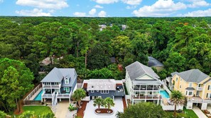 A residential area with multiple houses surrounded by dense greenery. - Bradley Beach House by Avantstay Walk to the Beach Hot Tub + Game Room & BBQ Deck (Hilton Head Island)