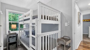 Interior - Bradley Beach House by Avantstay Walk to the Beach Hot Tub + Game Room & BBQ Deck (Hilton Head Island)