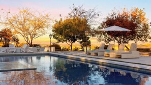 A poolside area with lounge chairs and a lamp post. - Vino Vista Villa by Avantstay Pool + Hot Tub Fire Pit + Hammock Hilltop Views Near Downtown (Paso Robles)