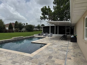 A swimming pool with a covered patio area, lounge chairs, and a pergola. - 4 Bedroom Cul-de-Sac Pool Home w/ Gameroom (Lakeland)