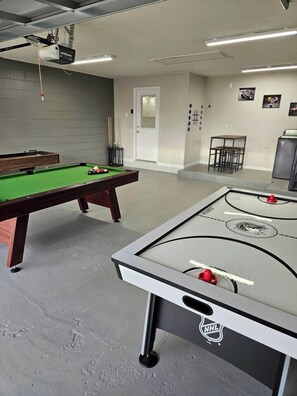 A recreational area with a pool table and an air hockey table. - 3 Bedroom Cul-de-Sac Pool Home (Lakeland)
