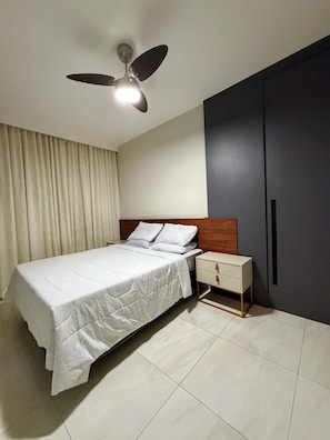 A modern bedroom with a bed, nightstand, and wardrobe. - Luxury Townhouse (São Paulo)