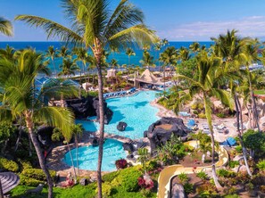 A resort with a large pool surrounded by palm trees and a view of the ocean. - NEW 4B Premium Villa Mauna Lani Beach, Hilton Pass (Waimea)