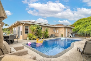 A residential property with a swimming pool, outdoor furniture, and a landscaped garden. - Pool & Ocean View Villa: 3BD | Sunset Kona Side (Kailua-Kona)