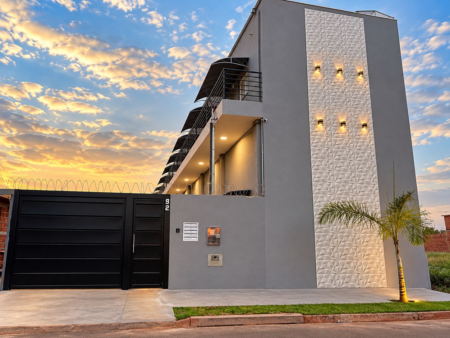 Un edificio moderno con puerta de garaje, una escalera y pared con textura.