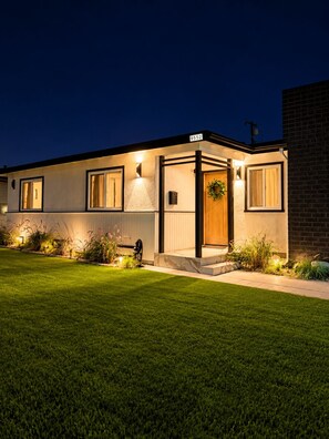 Exterior - Luxury Remodel Disney Retreat With Game Room & Private Yard (Anaheim)