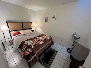 Room - Downtown Rosarito (B) Just Steps from the Beach & Papas&Beer (Playas de Rosarito)