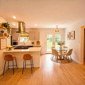 Dining - Modern Austin Retreat Near Airport & Downtown (Austin)