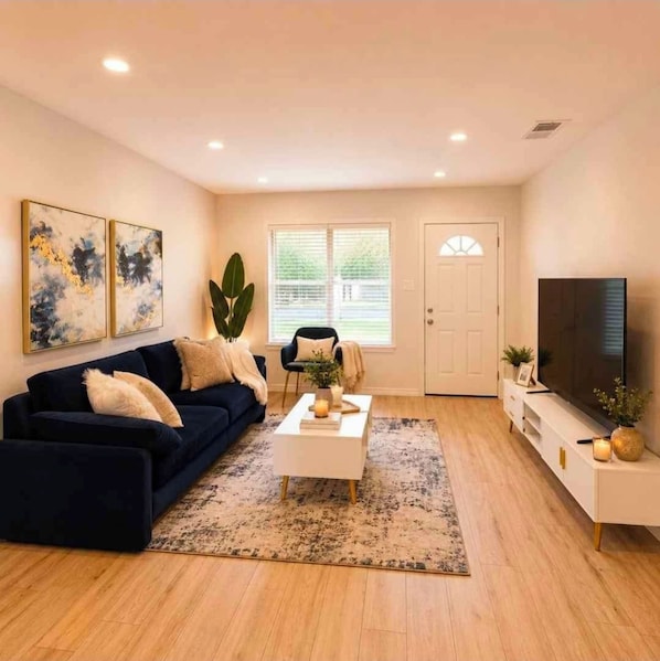 Living area - Modern Austin Retreat Near Airport & Downtown (Austin)