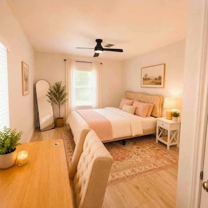 Room - Modern Austin Retreat Near Airport & Downtown (Austin)