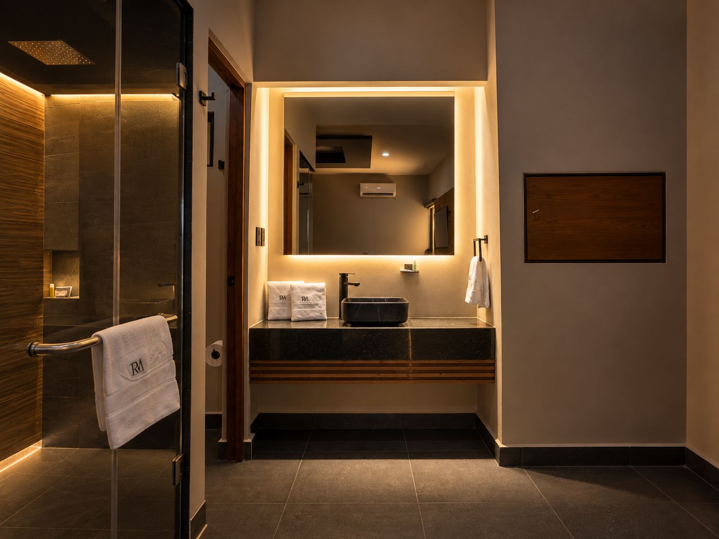 Une salle de bain moderne avec une douche à parois de verre, un meuble-lavabo en bois et un grand miroir.