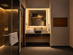 A modern bathroom with a glass shower enclosure, a wooden vanity, and a large mirror. - Motel Real del Marques (El Marques)
