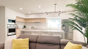Interior - Westmount Retreat | 5 Bedrooms, 2 Baths & Free Parking (Hamilton)