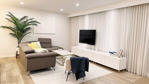Living area - Westmount Retreat | 5 Bedrooms, 2 Baths & Free Parking (Hamilton)
