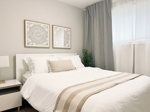 Room - Westmount Retreat | 5 Bedrooms, 2 Baths & Free Parking (Hamilton)