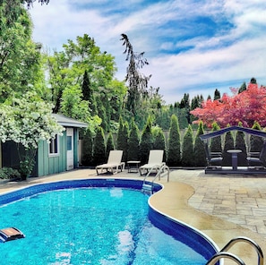 A swimming pool with lounge chairs and a small shed. - Poolside Retreat | Private Pool, Hot Tub & Huge Deck in Niagara-on-the-Lake (Niagara-on-the-Lake)