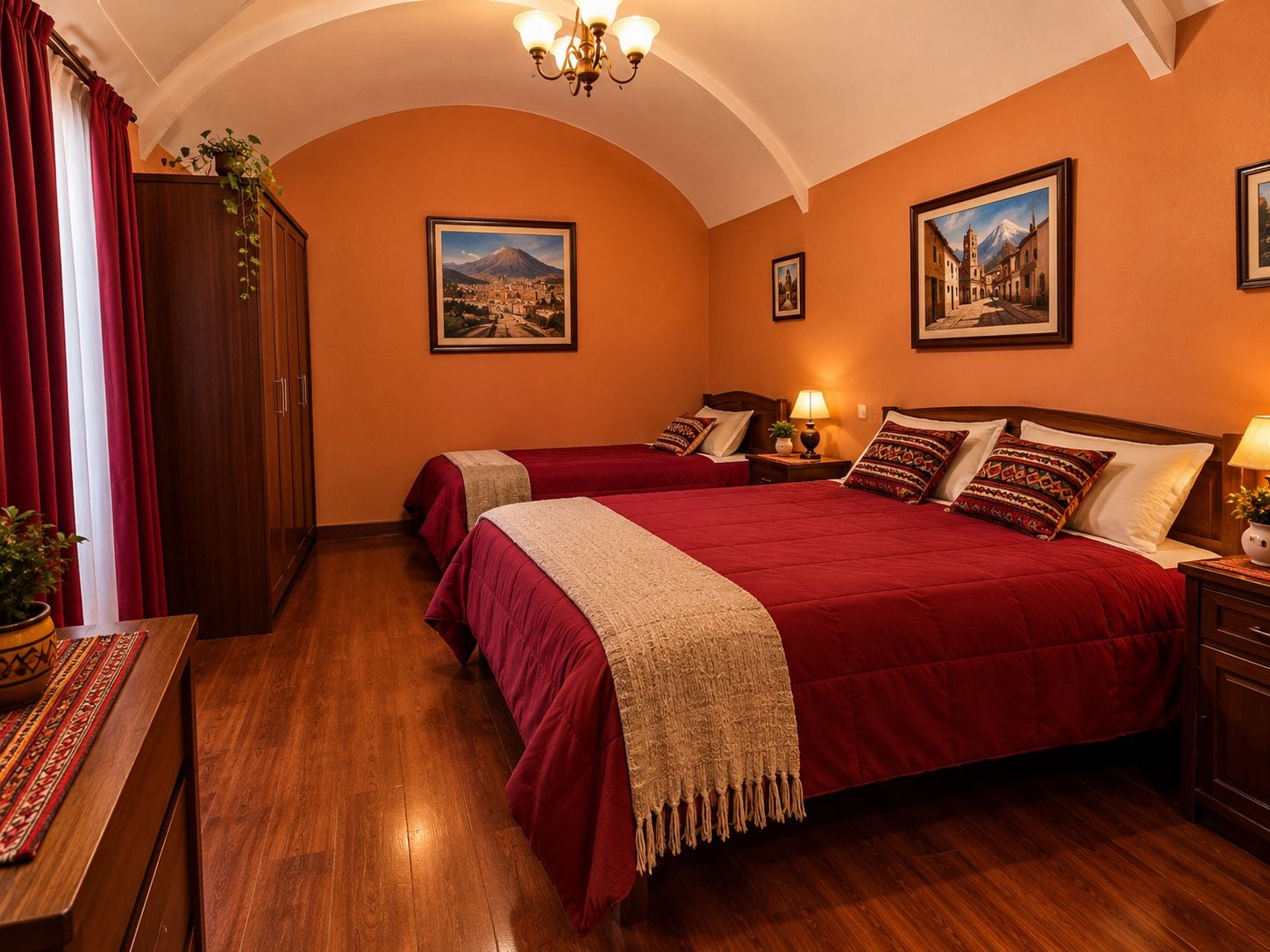 Une chambre d’hôtel avec un grand lit, deux tables de chevet, un plancher en bois et un lustre.