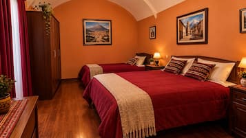 Ein Hotelzimmer mit einem grossen Bett, zwei Nachttischen, einem Holzboden und einer Chandelüstere.