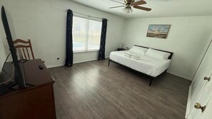 Room - Cozy San Riveria Pool property near Sea World 3bed 2bath house with fireplace! (San Antonio)