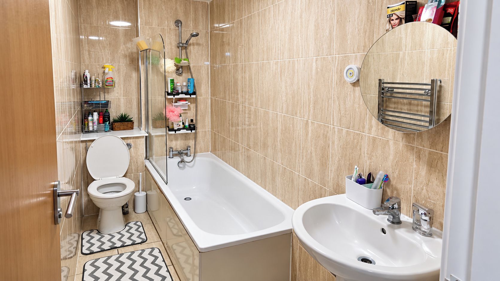 Une salle de bain moderne équipée de toilettes, d’une baignoire et d’un lavabo.