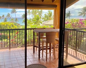 Outdoor dining - Wailea Ekahi 21D top floor ocean view 1bedroom 2bath short level walk to beach! (Kihei)