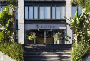 A building with a modern facade, a visible entrance, and a sign that reads 'DISTUM'. - Casa Myla a pasos de Polanco y Reforma (Mexico City)