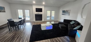 Living area - Spacious house with an in-ground pool (Spring Hill)
