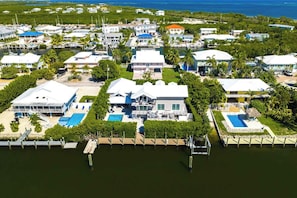 A coastal residential area with houses, a marina, and a swimming pool. - Luxury Home +Carriage house | Waterfront| Pool 5bd (Marathon)