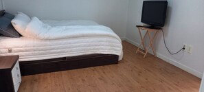 Room - 3-Min Walk to Camp Humphreys Gate , Private Villa (Pyeongtaek)