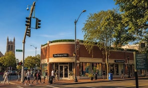 Udsigt ned ad en gade med en bygning, der er markeret med 'The Shops at Yale', og et skilt for Yale Universitet.