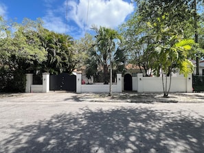 A gated residential area with a paved driveway and a black gate. - The Miami Urban House - Modern Serenity in the Heart of Miami (Miami)