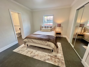 A bedroom with a bed, bedside tables, a window, and a mirror. - The Miami Urban House - Modern Serenity in the Heart of Miami (Miami)