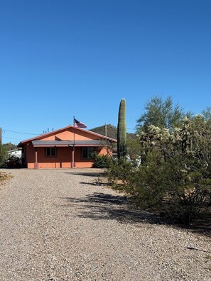Exterior - Desert getaway on an acre, 2-bedroom house in fantastic Tucson location. (Tucson)
