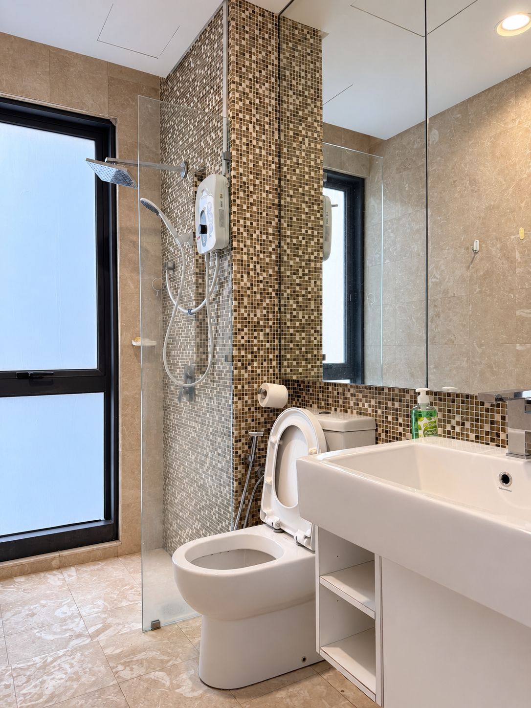 Ein modernes Badezimmer mit einer einteiligen Glasdusche, einer Toilette und einem Waschbecken.