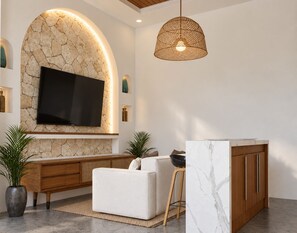 Un salon moderne avec un mur en pierre, un téléviseur à écran plat, des meubles en bois et un mur décoratif en marbre.