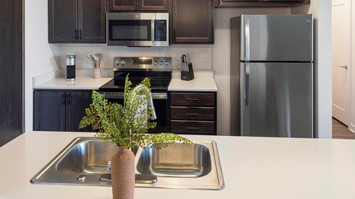 Landing | Chic 2BD, Gym