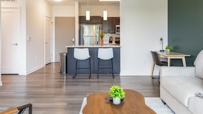 Um apartamento moderno com cozinha, sala de jantar e sala de estar.