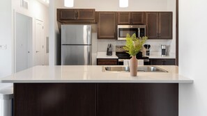 Private kitchen - Landing | Modern 2BD, Gym (Council Bluffs)