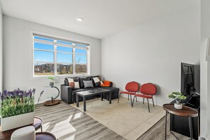 Living area - Savanna Breeze | Modern 3BR | Near YYC Airport (Calgary)