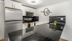 Private kitchen - Landing | Amazing 1BD, Gym (Bridgeport)