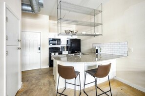 Private kitchen - Landing | Beautiful 1BD, Gym (College Station)
