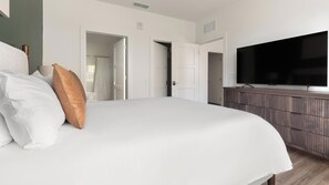 Ein Hotelzimmer mit einem Bett, einem Fernseher und einem Holzkabinett.