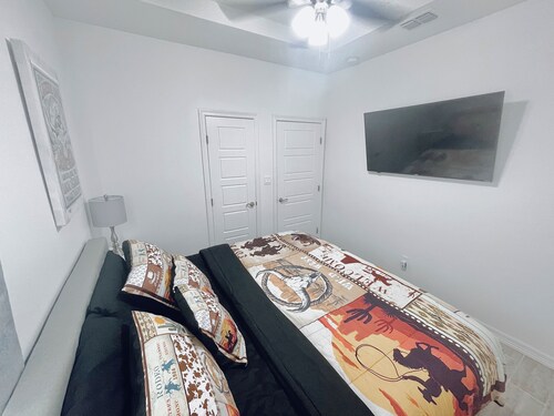 Modern Luxury Escape minutes from Parks & Lakes