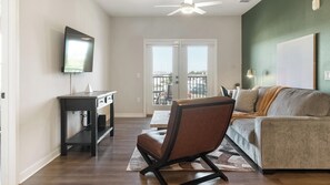 Living area - Landing | Chic 2BD in Loughman (Davenport)