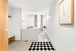 Ein modernes Badezimmer mit Dusche, Waschbecken und Toilette.