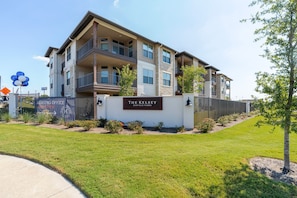 A multi-story residential building with a sign reading "The Kelsey". - Blueground | Scofield Farms, pool, nr Walnut Creek Park (Austin)