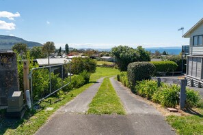Une rue résidentielle avec un chemin pavé menant à une maison sur laquelle on peut clairement voir le numéro 9.