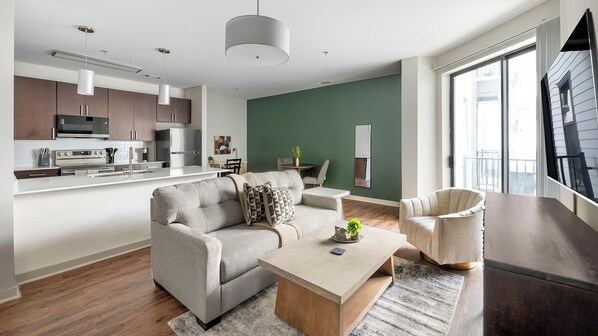 Un apartamento moderno con sala de estar, cocina y comedor.