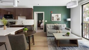 A modern living space with a kitchen, dining area, and seating area. - Landing | Modern 2BD, Gym (Birmingham)